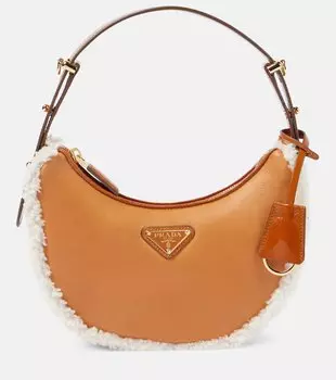 Arqu маленькая кожаная сумка через плечо с отделкой из овчины Prada, Cognac + Naturale