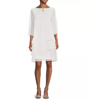 Асимметричное многоярусное шифоновое платье-трапеция с круглым вырезом и вырезом в виде замочной скважины с рукавами 3/4 Marina и разрезом 3/4, слоновая кость