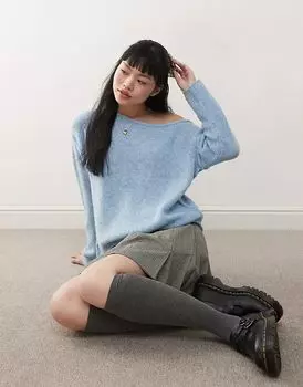 Асимметричный свободный уютный вязаный джемпер с открытыми плечами нежно-голубого цвета Miss Selfridge