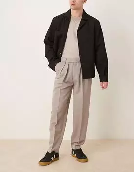 ASOS DESIGN элегантные зауженные брюки свободного кроя с двойными складками и отделкой на заднем кармане в каменном цвете