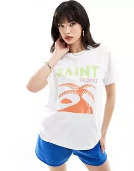 ASOS DESIGN — белая футболка стандартного кроя с лицензионным принтом Сен-Тропе