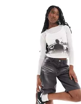 ASOS DESIGN – белая короткая футболка в плотную сетку с фестивальным фотографическим принтом