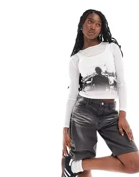 ASOS DESIGN – Белая укороченная двухслойная футболка из сетки с длинными рукавами и фотопринтом музыкального фестиваля