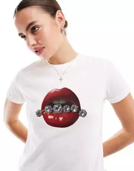 ASOS DESIGN – короткая белая футболка с рисунком и губами, украшенными драгоценными камнями