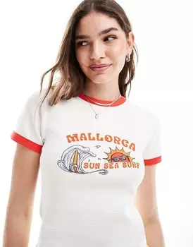ASOS Design – Облегающая укороченная футболка кремового цвета с вафельным узором, графикой Майорки и контрастной окантовкой