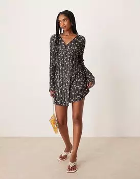 ASOS DESIGN плиссированное мини-платье с длинными рукавами-ангелочками и запахом спереди в ромашковый узор