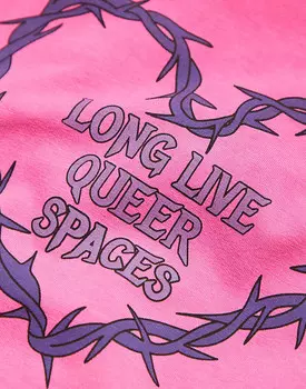 ASOS DESIGN – PRIDE – Розовая облегающая футболка унисекс с асимметричным подолом и принтом на груди