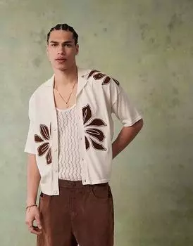 ASOS DESIGN свободная трикотажная рубашка-поло на пуговицах с цветочной вышивкой цвета экрю