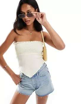 ASOS DESIGN – топ с рюшами, вырезом-бандо и асимметричным подолом цвета экрю