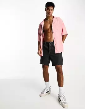 ASOS DESIGN – Удлиненная рубашка для боулинга из вискозы розового цвета с заниженными плечами