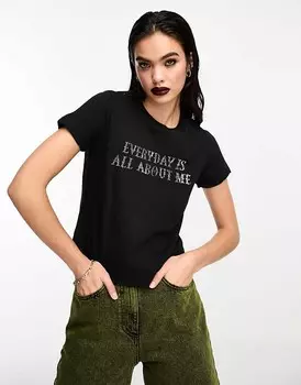 ASOS DESIGN – Wednesday Addams – Черная укороченная футболка с лицензионным графическим принтом, заклепками и надписью