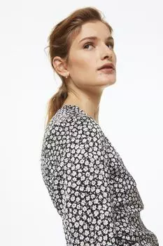 Атласная блузка-конверт H&M, черный/маленькие цветы
