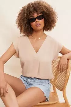 Атласная блузка с короткими рукавами и V-образным вырезом Friends Like These, серый