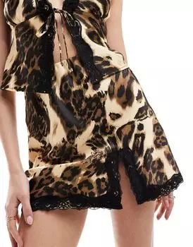 Атласная мини-юбка с разрезом и анималистическим принтом Miss Selfridge