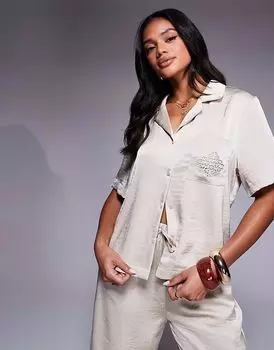 Атласная рубашка бежевого цвета с эмблемой Couture Club coord The Couture Club