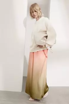 Атласная юбка-макси с эффектом омбре и другие истории H&M, хаки