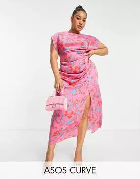 Атласное платье макси с цветочным принтом на розовой основе ASOS DESIGN Curve и рюшами сбоку на пуговицах