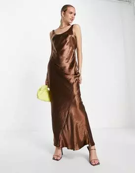 Атласное платье макси с косым вырезом на спине и вырезом сзади ASOS DESIGN