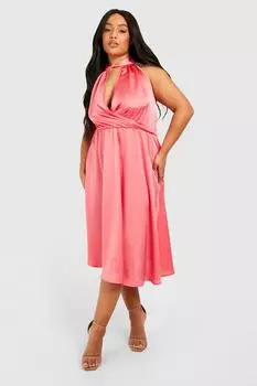 Атласное платье с плиссированной юбкой плюс с бретелькой на шее boohoo, розовый