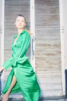 Атласное платье с запахом H&amp;M, зеленый