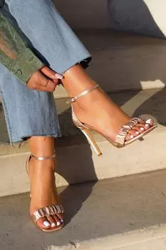 Атласные туфли на шпильке Dana с ремешком с рюшами Linzi