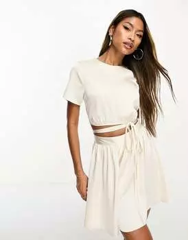 Атласный комбинезон цвета слоновой кости 2 в 1 с завязкой на талии ASOS DESIGN