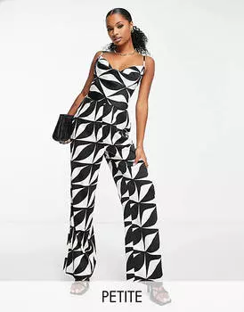Атласный комбинезон Vero Moda Petite с однотонным принтом и крестом на спине