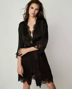 Атласный женский халат с кружевом Selmark, черный