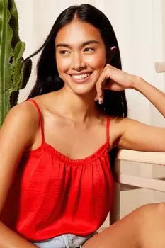 Атласный жилет на бретельках с оборками по краям Friends Like These, красный