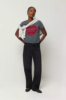Аутентичная футболка с принтом в виде сердечек и эффектом потертости River Island, серый
