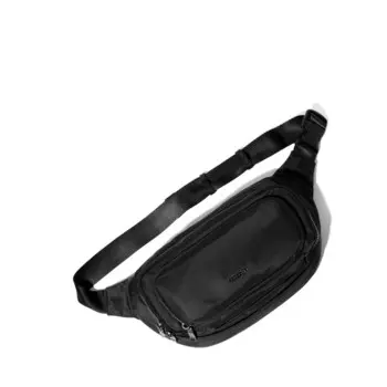 Baggallini Большая поясная сумка On the Go, цвет Black Twill