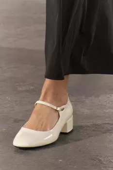 Балетки с искусственным лакатом ZARA, экрю-белый