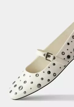 Балетки с ремешком на щиколотке Studded With Buckle Bershka, белые