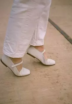 Балетки с ремешком PASS BALAGAN, слоновая кость