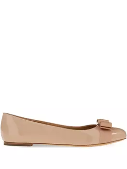 Балетки Varina из лакированной кожи с бантом Ferragamo, нейтральный