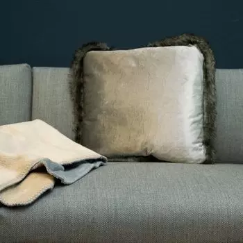 Бархатная меховая подушка Markenlos