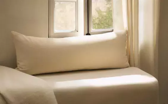 Бархатный чехол на подушку Zara Home, экрю