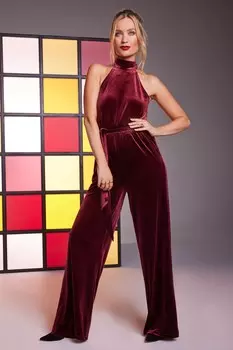 Бархатный комбинезон с вырезом бретелькой и широкими штанинами Love & Roses, красный