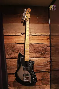Бас-гитара Fender Player Plus Meteora, кленовый гриф, серебристый взрыв с сумкой для переноски Meteora Bass