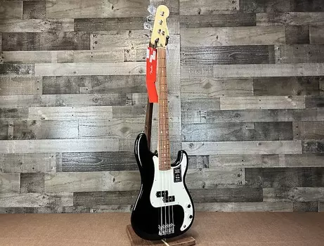 Бас-гитара Fender Player Precision Bass — черная с накладкой Pau Ferro Fender Player Precision Bass - Black with Pau Ferro Fingerboard