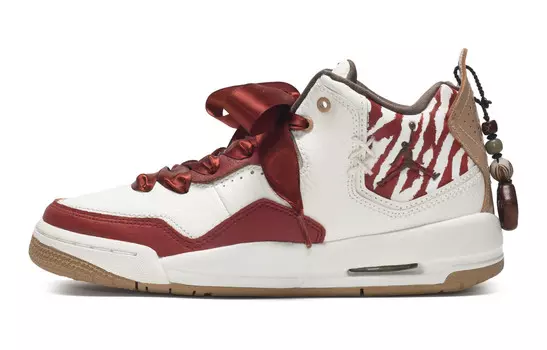 Баскетбольные кроссовки Courtside 23 Vintage женские низкие красный и белый Jordan