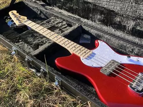 Басс гитара G&L Tribute Fallout Short Scale 4 String Bass Guitar - Candy Apple Red