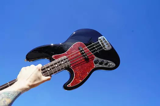 Басс гитара G&L USA JB - Jet Black Left Handed 4-String Electric Bass Guitar w/ Black Tolex Case