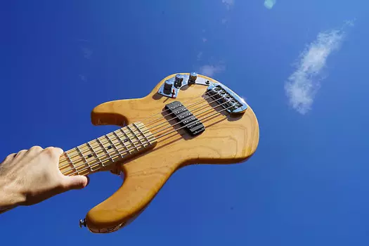 Басс гитара G&L USA Series 750 CLF Research L-1000 Natural Gloss Urethane 5-String Bass w/ Hardshell Case