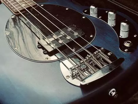 Басс гитара Sterling by Music Man StingRay 4 String Bass Guitar Transparent Blue Satin w/ De