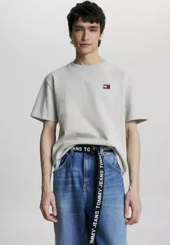 Базовая футболка BADGE CLASSIC FIT Tommy Jeans, серебристо-серый