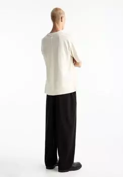 Базовая футболка BOXY FIT WITH POCKET DETAIL PULL&BEAR, молочный