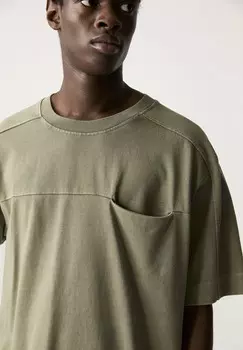 Базовая футболка BOXY FIT WITH POCKET DETAIL PULL&BEAR, хаки