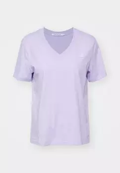 Базовая футболка Embro Badge V Neck Tee Calvin Klein, пастельно-сиреневый