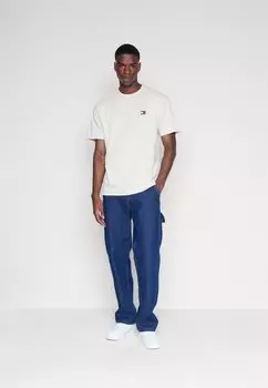 Базовая футболка ФУТБОЛКА BADGE UNISEX Tommy Jeans, газетная бумага